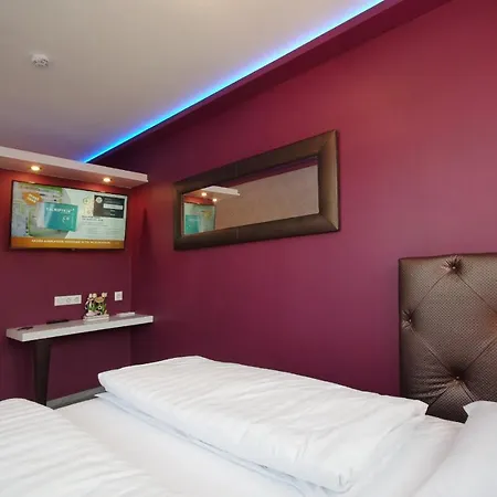 Varfuerdo Panzio * Gyula