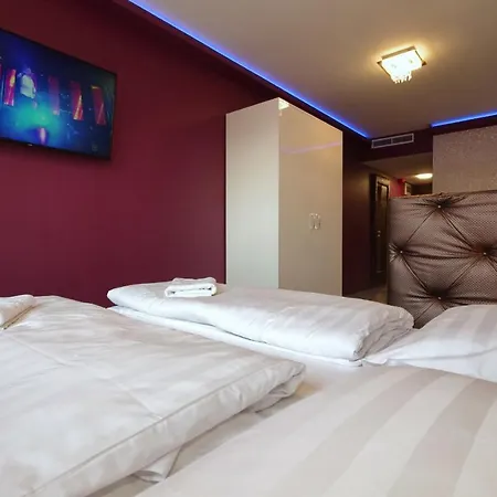 Varfuerdo Panzio * Gyula