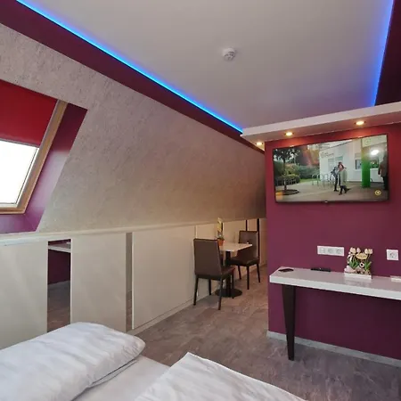 Varfuerdo Panzio * Gyula